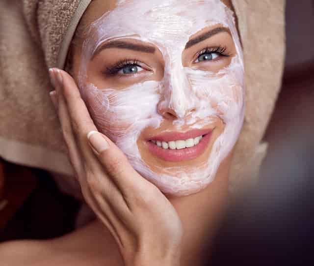 老人坐轮椅持板凳砸坏游戏机